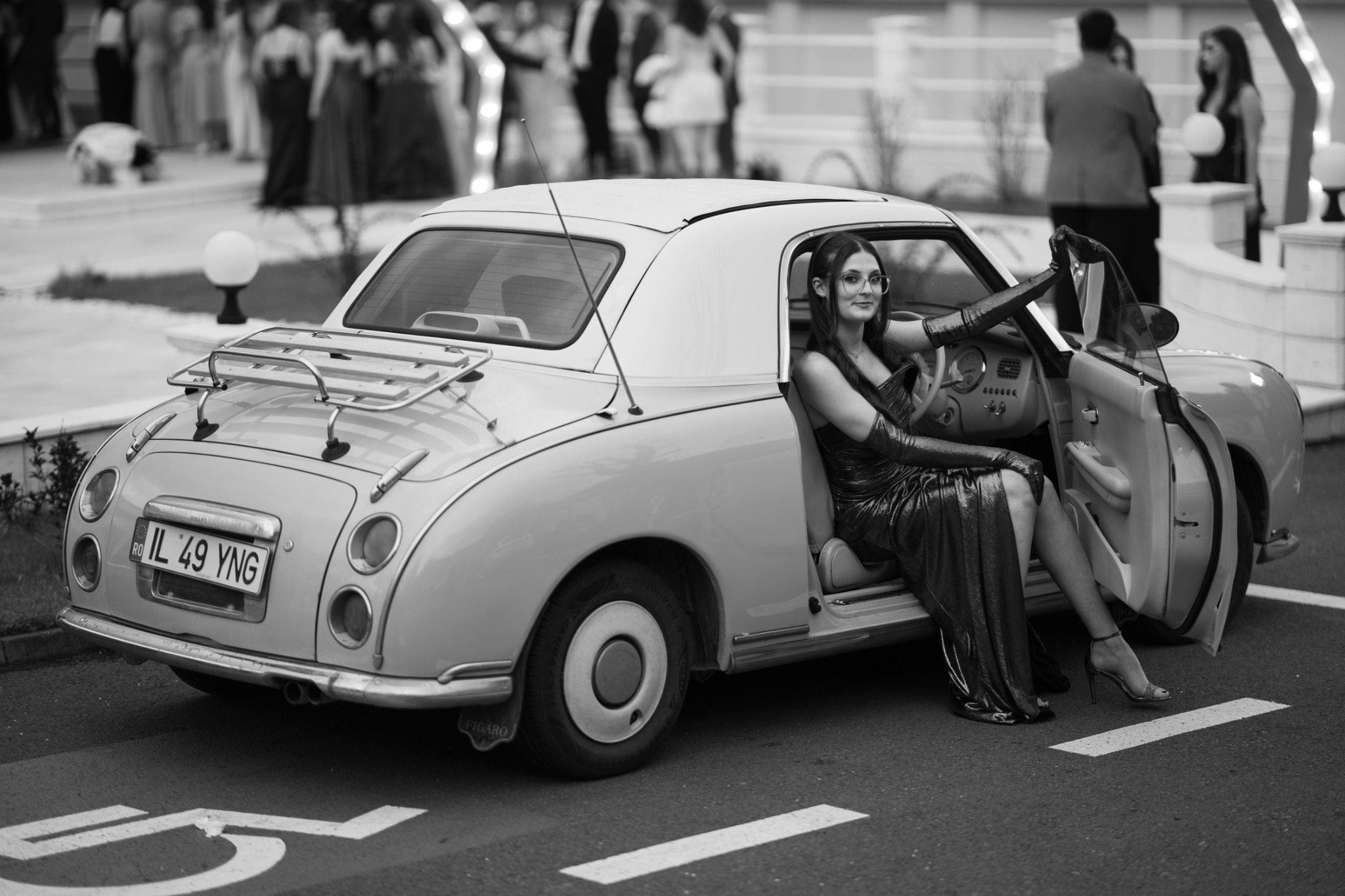 Invitată la balul Young Events într-un automobil clasic